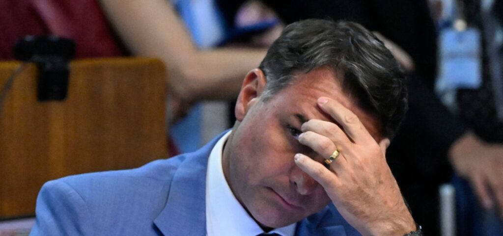 apos-criticar-proposta,-flavio-bolsonaro-muda-discurso-e-anuncia-apoio-ao-fim-da-escala-6×1