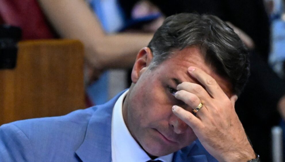 apos-criticar-proposta,-flavio-bolsonaro-muda-discurso-e-anuncia-apoio-ao-fim-da-escala-6×1