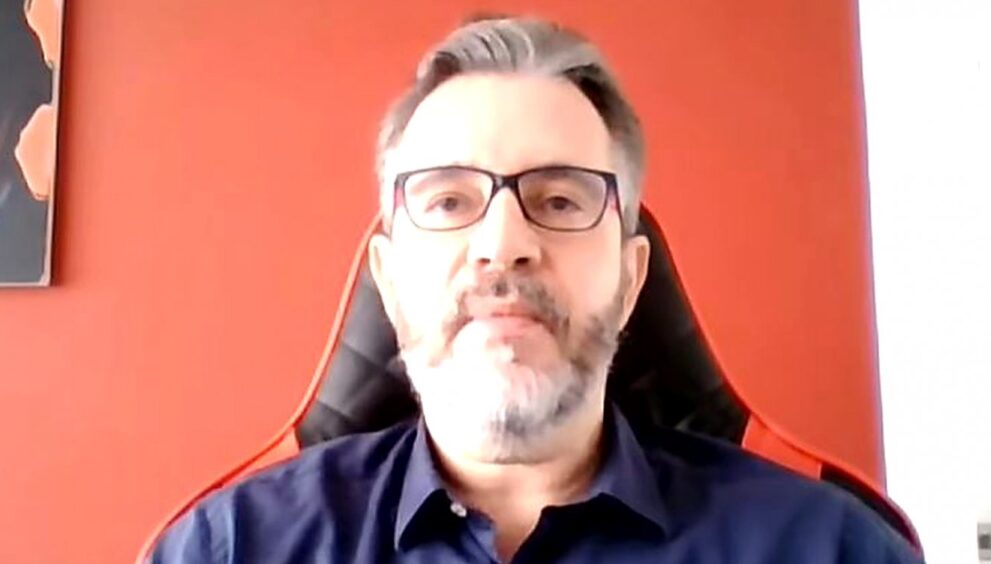 felipe-pena-ve-estelionato-eleitoral-em-proposta-de-flavio-bolsonaro-e-alerta-para-riscos-a-democracia