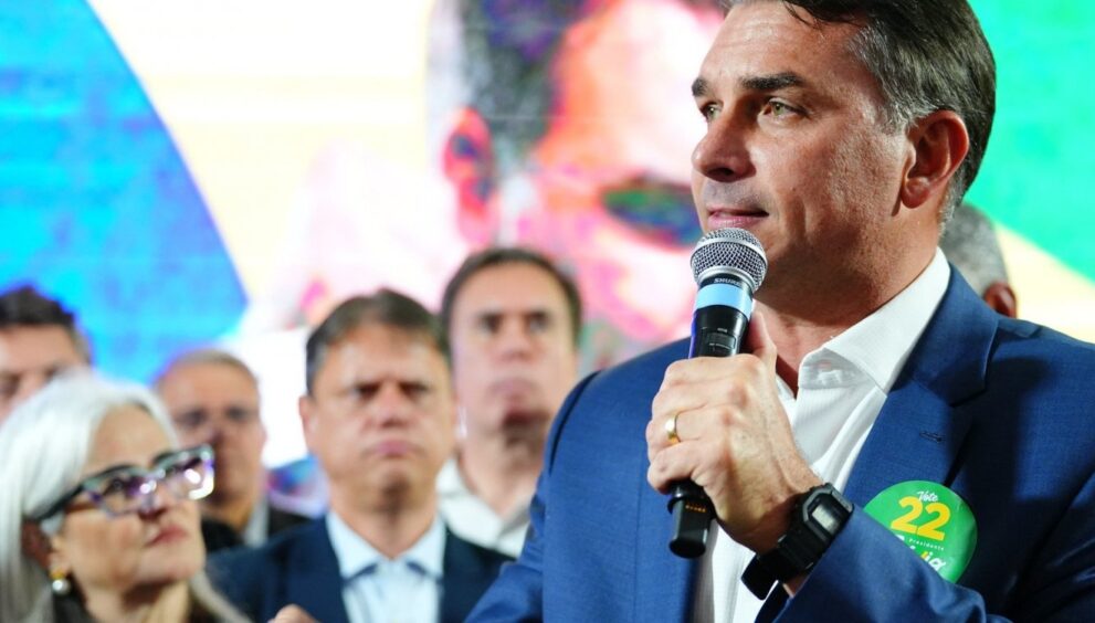 apos-lula-confirmar-presenca,-flavio-bolsonaro-anuncia-que-ira-a-debate-da-band