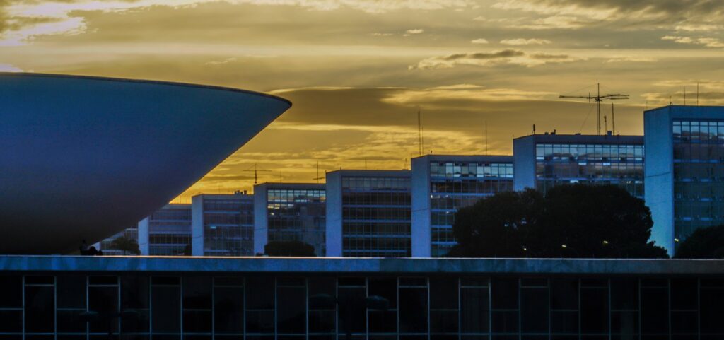 teto-desaba-em-corredor-da-camara-dos-deputados