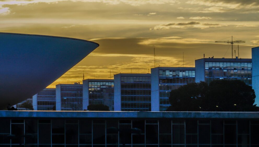 teto-desaba-em-corredor-da-camara-dos-deputados