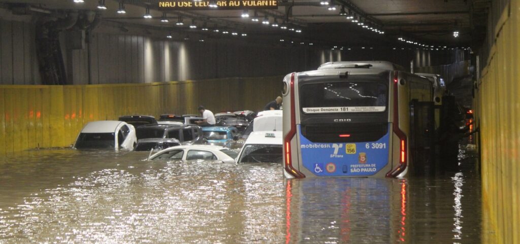 chuva-alaga-ruas,-invade-estacao-de-metro-e-deixa-carros-submersos-em-sao-paulo