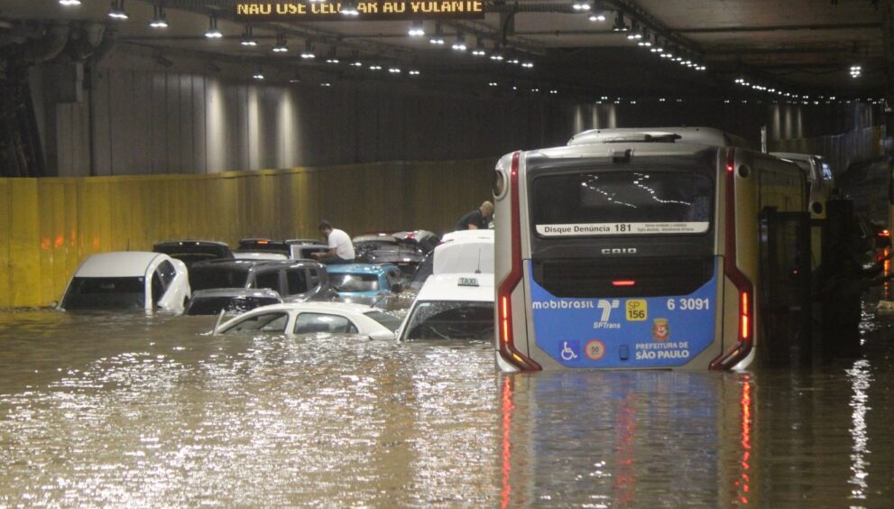 chuva-alaga-ruas,-invade-estacao-de-metro-e-deixa-carros-submersos-em-sao-paulo