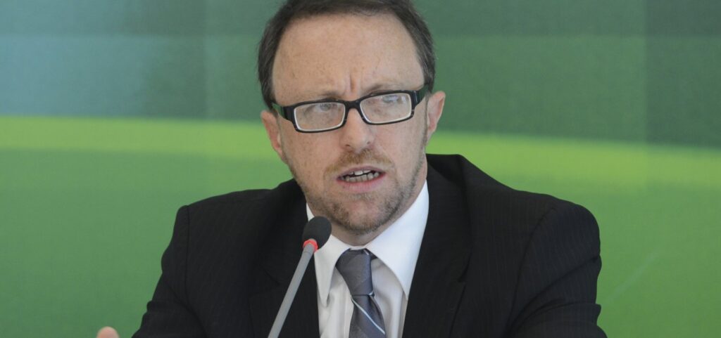 avanco-da-pec-que-poe-fim-a-escala-6×1-pegou-flavio-bolsonaro-de-surpresa,-aponta-thomas-traumann