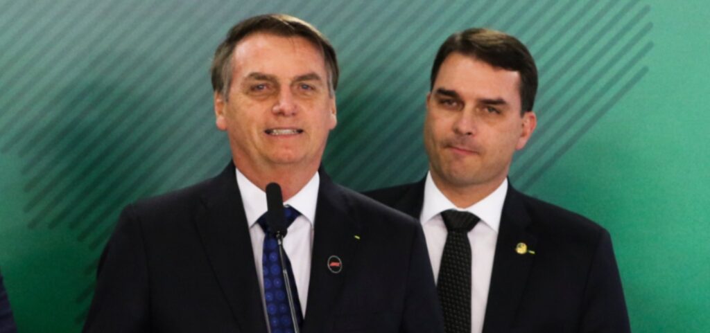 flavio-bolsonaro-visita-o-pai-pela-segunda-vez-nesta-semana-em-brasilia