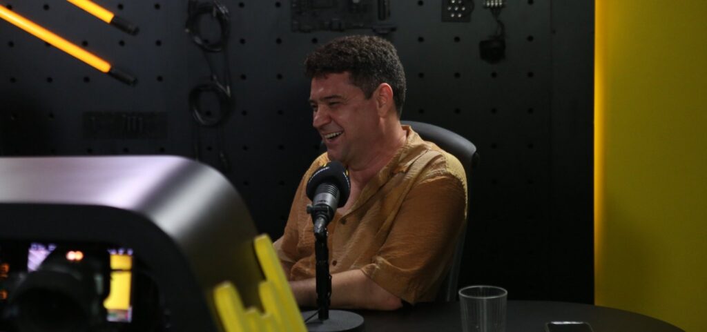 yacoce-simoes-celebra-35-anos-de-carreira-com-o-espetaculo-memorias-e-afetos-no-teatro-sesi