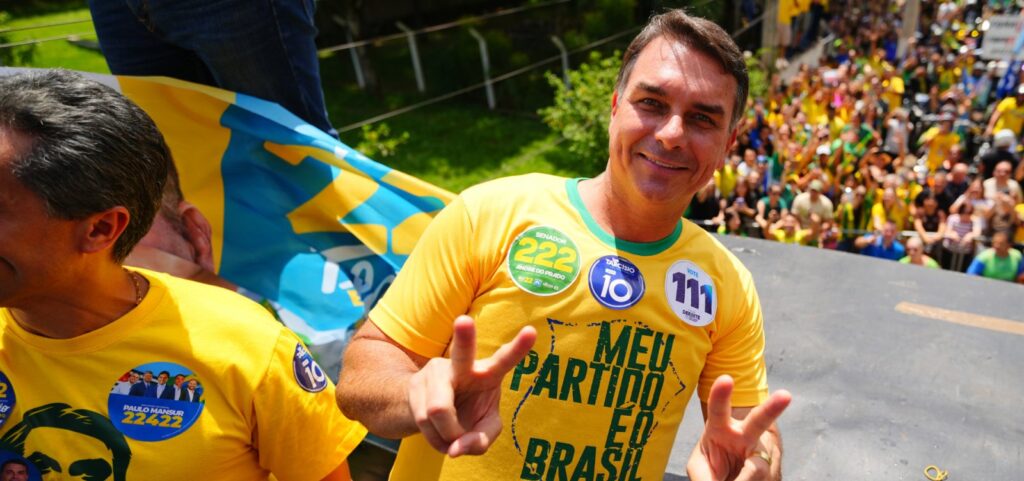 flavio-bolsonaro-reune-acm-neto,-joao-roma-e-nikolas-ferreira-em-comicio-neste-sabado-no-farol-da-barra