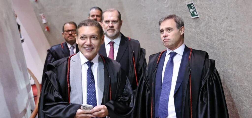 nunes-marques-e-mendonca-se-reunem-com-meta-apos-denuncias-de-favorecimento-a-flavio-bolsonaro-por-ia