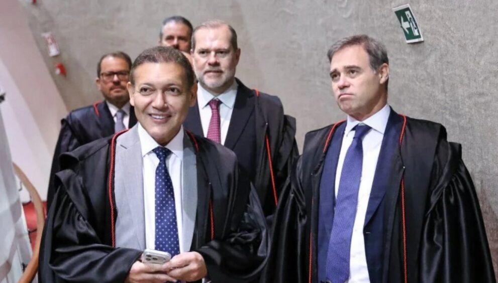 nunes-marques-e-mendonca-se-reunem-com-meta-apos-denuncias-de-favorecimento-a-flavio-bolsonaro-por-ia