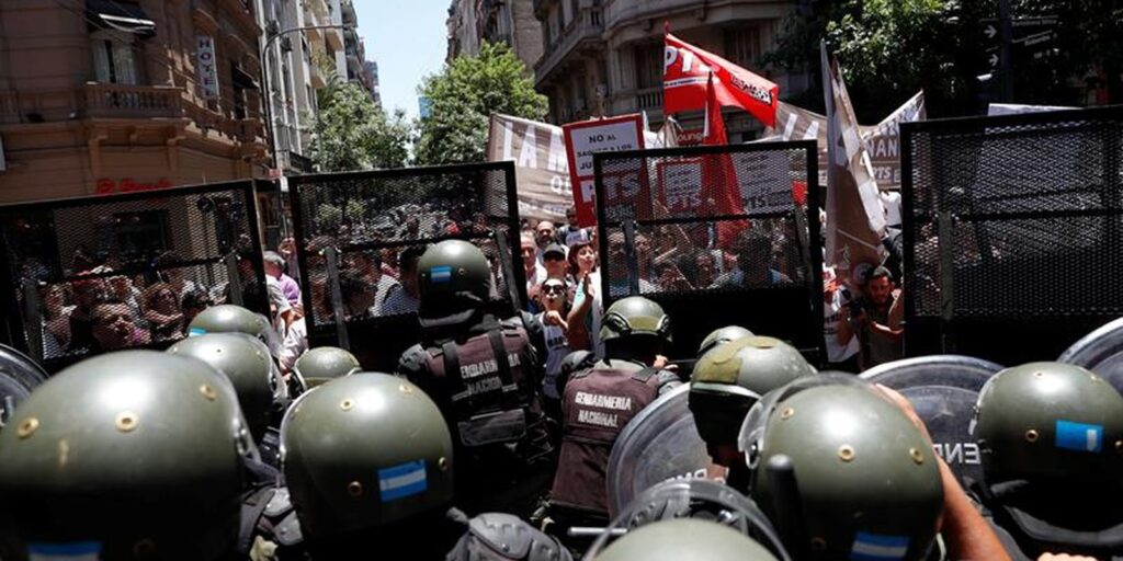 protestos-em-favor-da-educacao-na-argentina-terminam-em-confronto