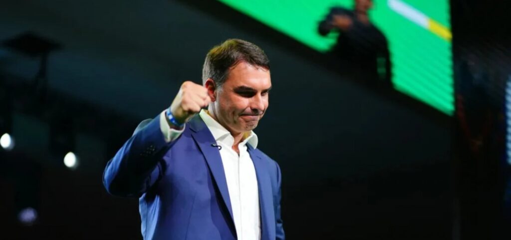 flavio-bolsonaro-pagou-r$-600-mil-a-empresa-que-oferecia-ia-para-manipular-eleicoes-nos-eua