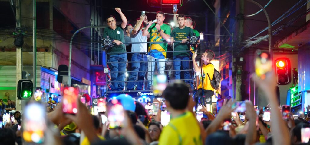flavio-bolsonaro-participa-de-ato-na-barra-com-acm-neto-e-nikolas-ferreira-neste-sabado