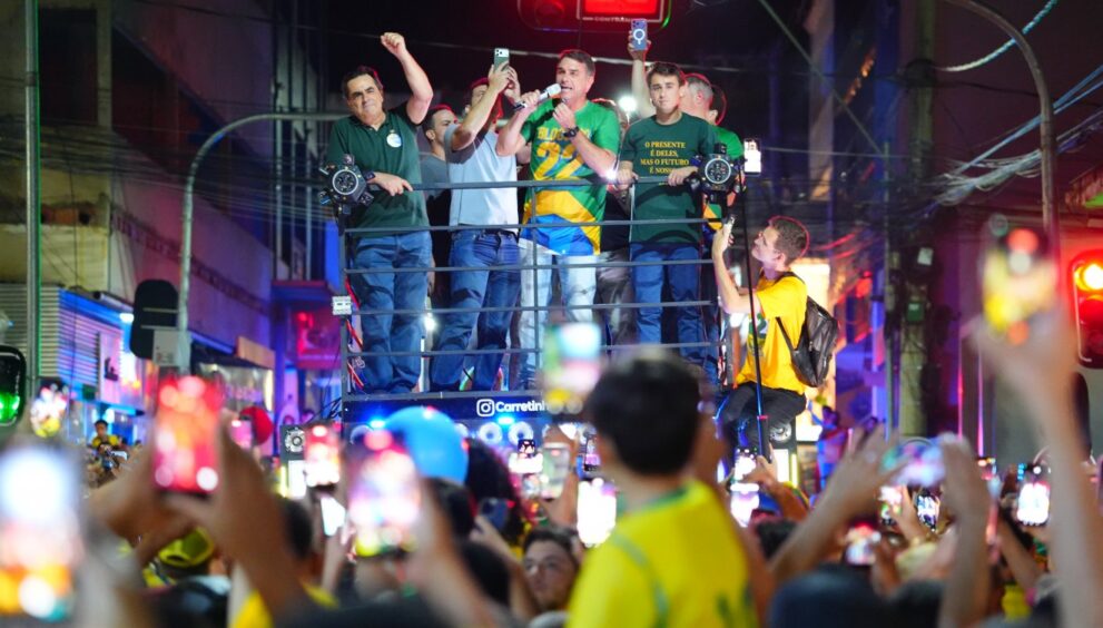 flavio-bolsonaro-participa-de-ato-na-barra-com-acm-neto-e-nikolas-ferreira-neste-sabado