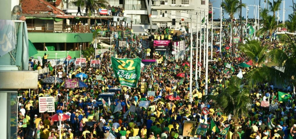 ato-de-flavio-bolsonaro-reune-multidao-no-farol-da-barra,-em-salvador