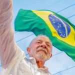 Ato de Flávio Bolsonaro reúne multidão no Farol da Barra, em Salvador