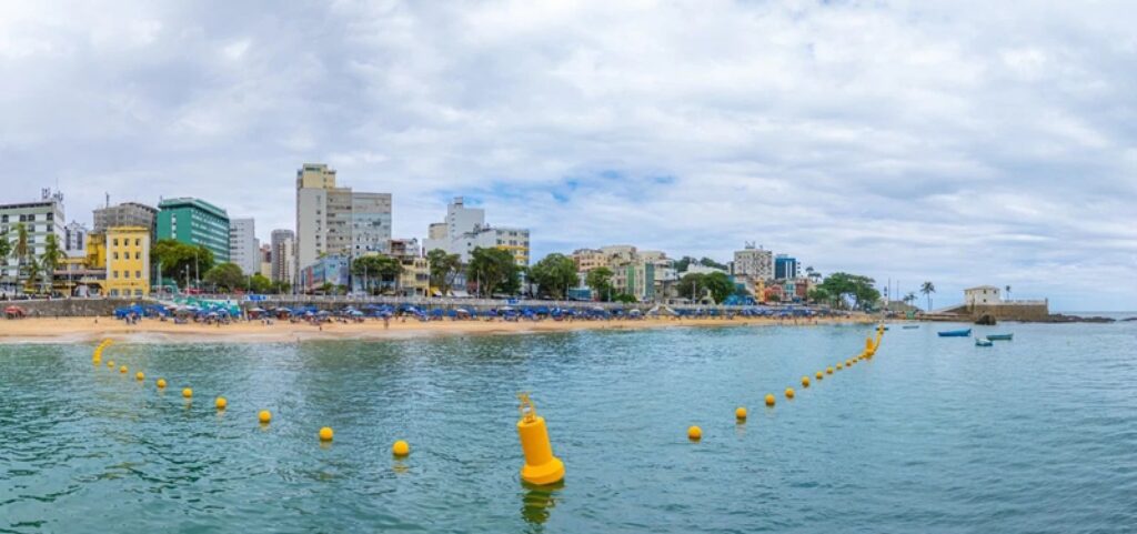 idoso-morre-apos-se-afogar-na-praia-do-porto-da-barra,-em-salvador