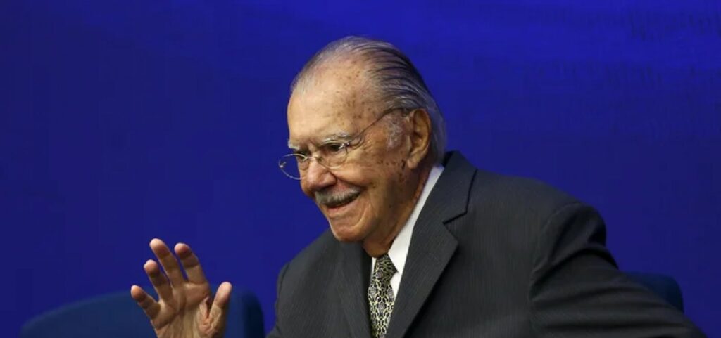 jose-sarney-recebe-alta-apos-nove-dias-de-internacao-e-cirurgia-abdominal