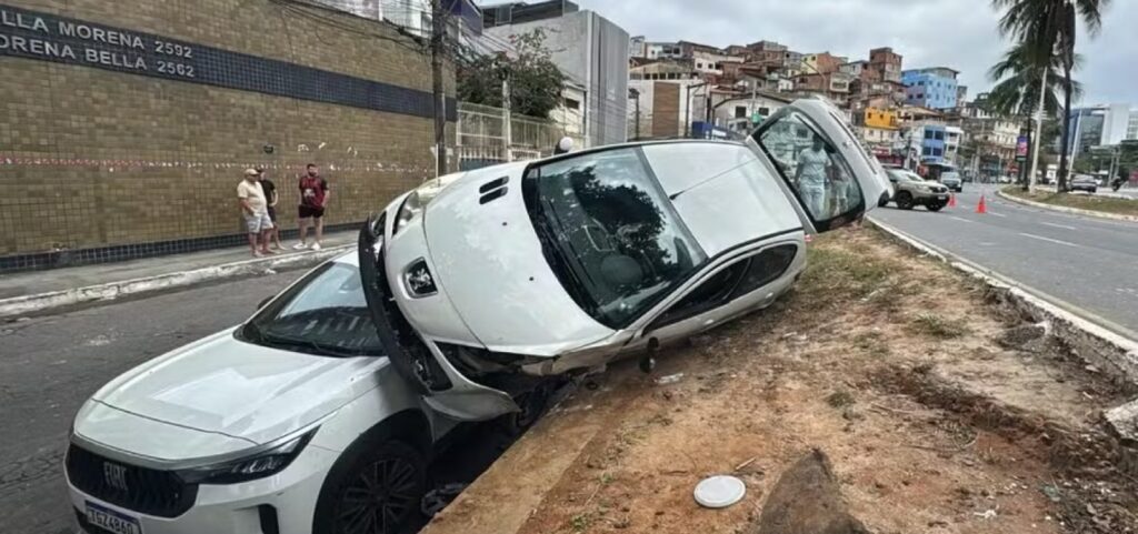 carro-sobe-canteiro-e-fica-em-cima-de-dois-veiculos-estacionados-em-salvador