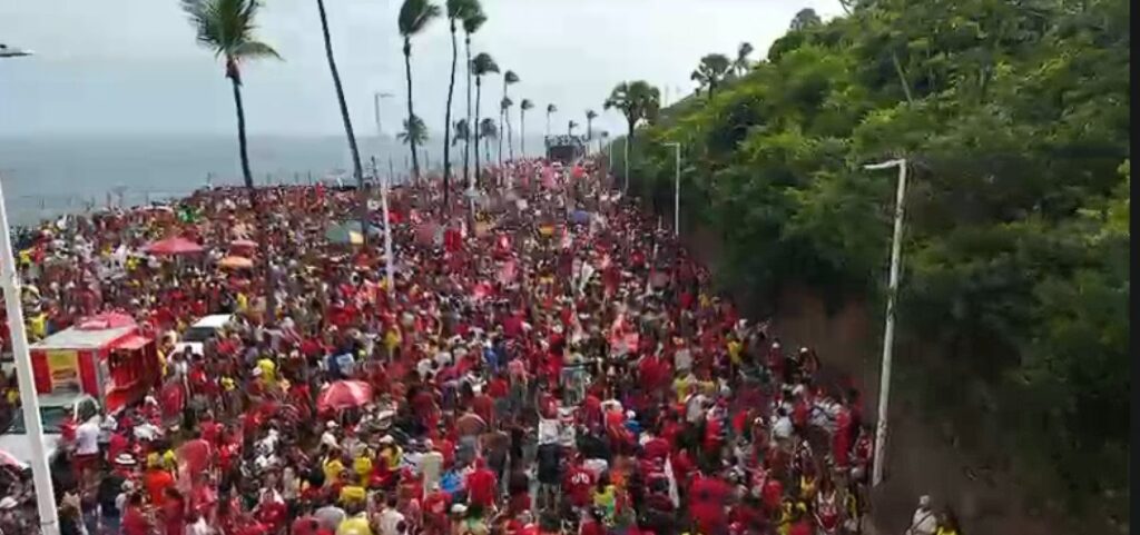 multidao-em-ato-pro-lula-se-estende-da-barra-ate-o-fim-de-ondina,-em-salvador