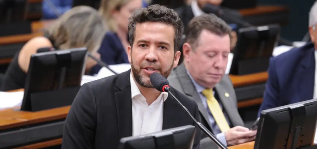 andre-janones-e-internado-na-uti-apos-episodio-de-arritmia-cardiaca