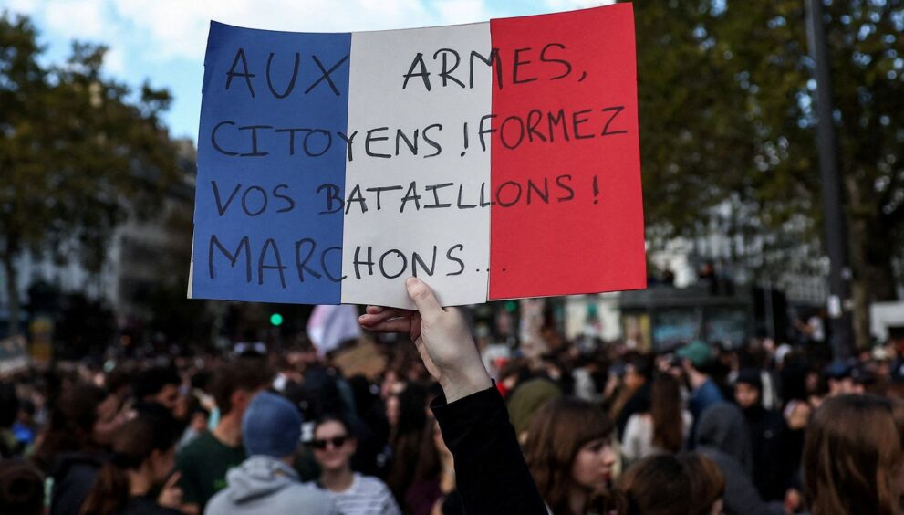 paris-decreta-toque-de-recolher-apos-protestos-violentos