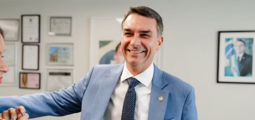 flavio-bolsonaro-apaga-publicacoes-antigas-em-que-criticava-o-bolsa-familia