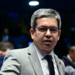 Primeiro-ministro francês acusa extrema esquerda de “plano de insurreção” após tumultos em protestos
