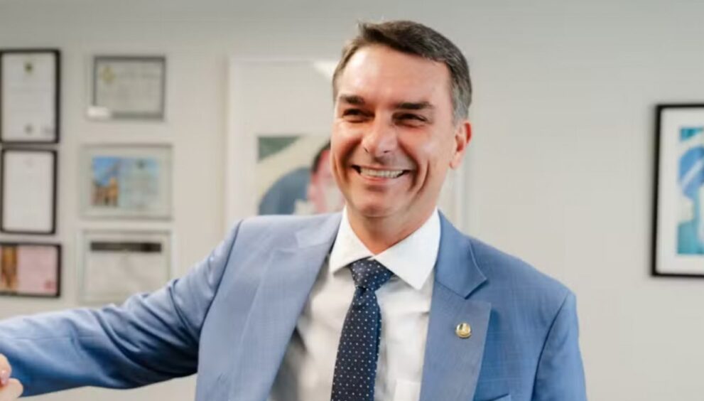 flavio-bolsonaro-apaga-publicacoes-antigas-em-que-chamava-o-bolsa-familia-de-bolsa-farelo