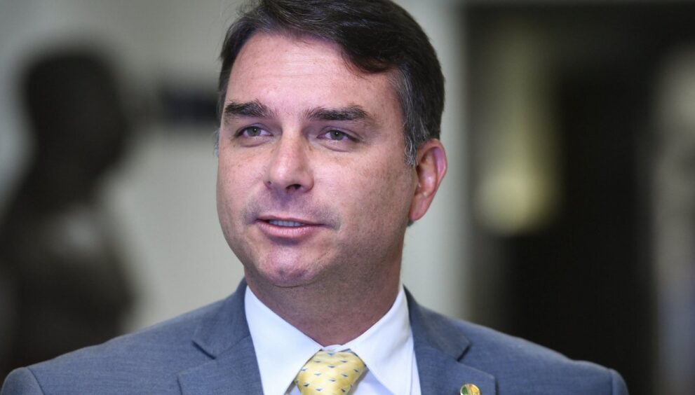 proposta-de-flavio-bolsonaro-sugere-substituir-servidor-publico-por-inteligencia-artificial