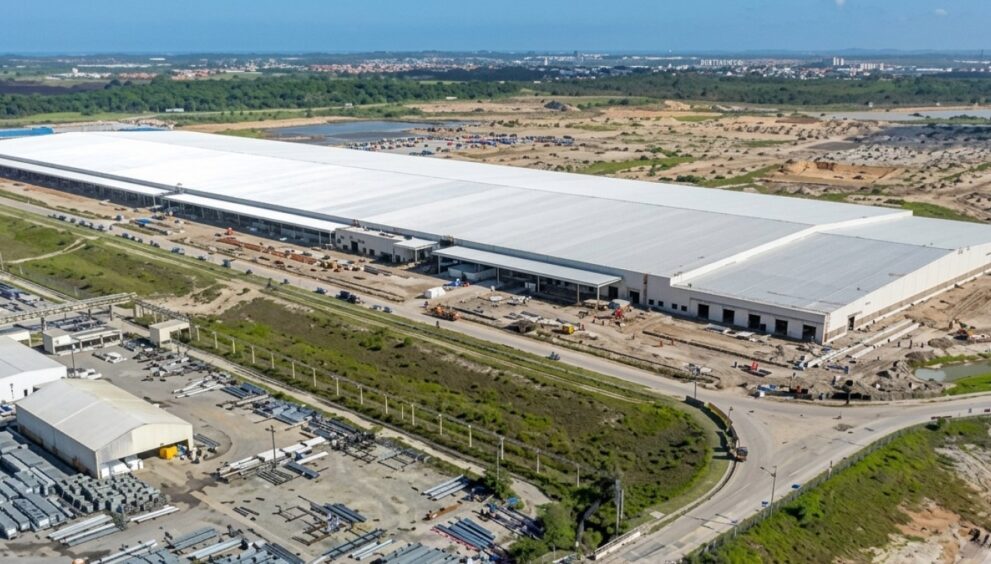 mpt-abre-inquerito-para-investigar-morte-de-trabalhador-que-caiu-de-13-metros-em-fabrica-da-byd-na-bahia