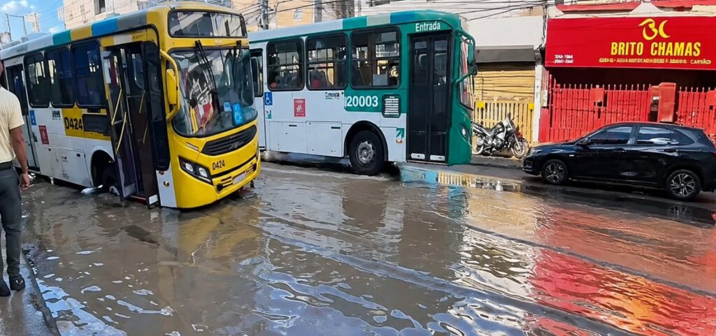 vazamento-de-agua-provoca-erosao-e-onibus-afunda-na-avenida-san-martin