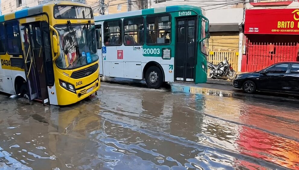 vazamento-de-agua-provoca-erosao-e-onibus-afunda-na-avenida-san-martin