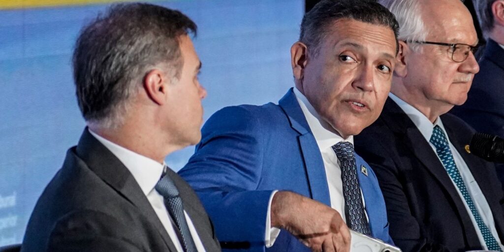 tse-estuda-proibir-canais-de-whatsapp-48-horas-antes-do-2o-turno