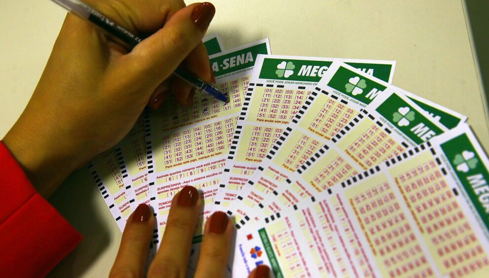 mega-sena-volta-a-acumular,-e-premio-pode-chegar-a-r$-230-milhoes