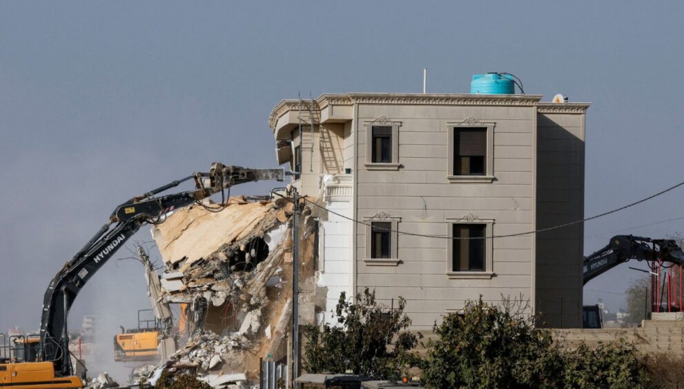 israel-ordena-fechamento-da-cisjordania-e-inicia-demolicao-de-predios-na-regiao