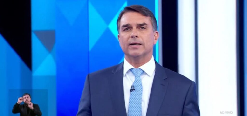 flavio-bolsonaro-comete-gafe-e-confunde-nome-de-mae-de-menina-morta-por-tiro-de-fuzil-por-pm-que-ele-defende