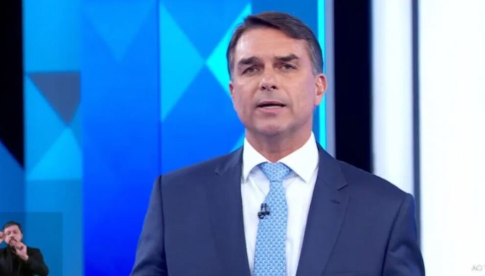 flavio-bolsonaro-comete-gafe-e-confunde-nome-de-mae-de-menina-morta-por-tiro-de-fuzil-por-pm-que-ele-defende
