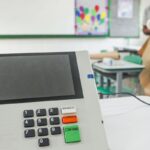 Coaf aponta fluxo de R$ 1,3 milhão incompatível com renda de Flávio Bolsonaro e questiona dinheiro usado na compra de mansão