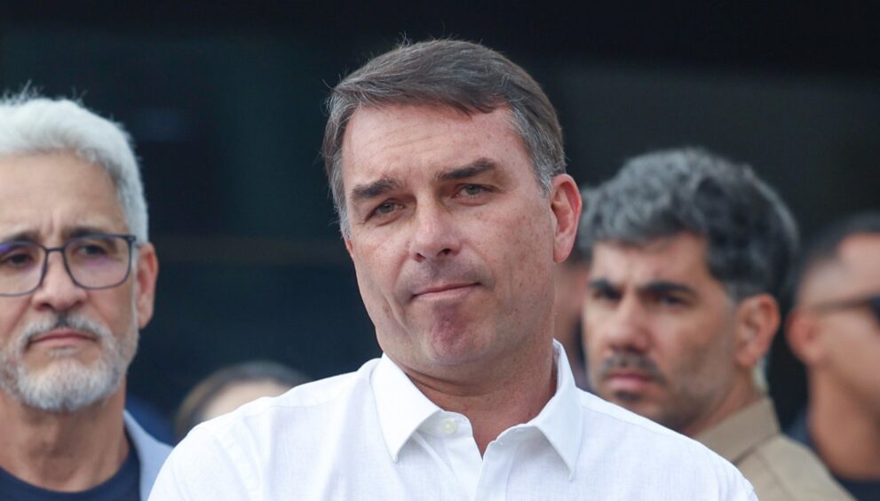 coaf-aponta-fluxo-de-r$-1,3-milhao-incompativel-com-renda-de-flavio-bolsonaro-e-questiona-dinheiro-usado-na-compra-de-mansao