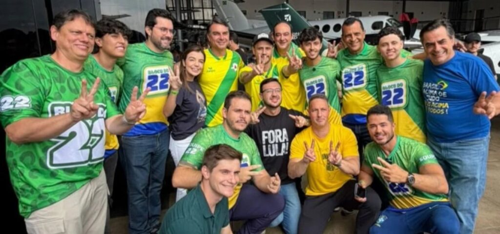 flavio-bolsonaro-faz-ato-em-minas-com-governadores-e-deputada-citada-em-investigacao-do-inss