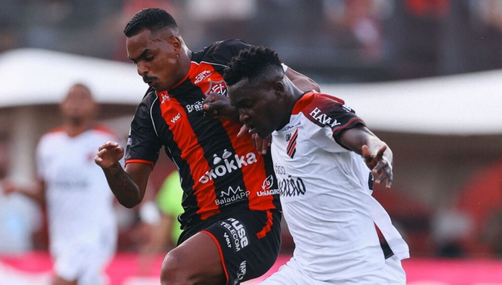 no-barradao,-vitoria-sai-atras,-mas-busca-empate-com-o-athletico-pr-pelo-brasileiro