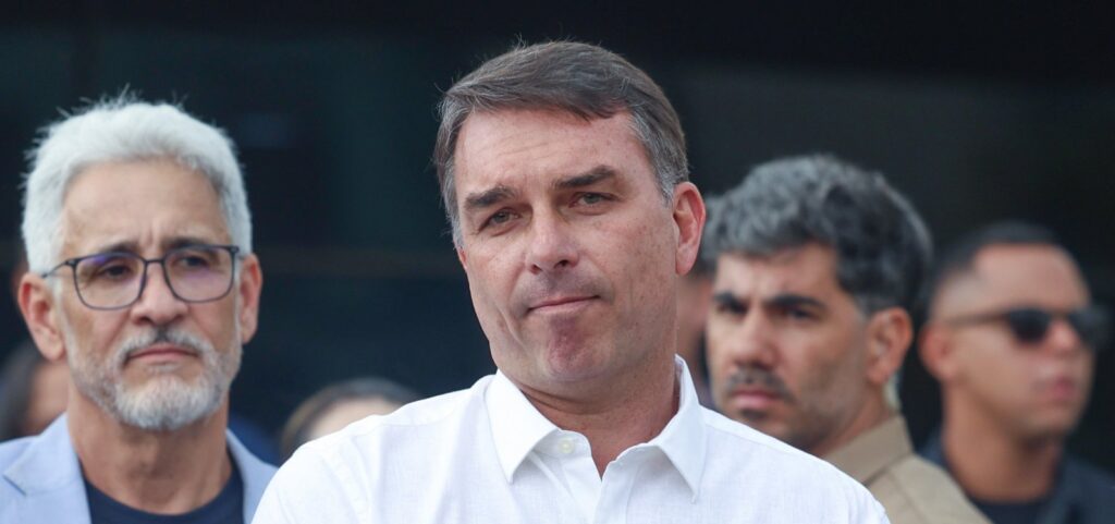 flavio-bolsonaro-vota-e-avalia-campanha-do-segundo-turno:-alegre-e-limpa