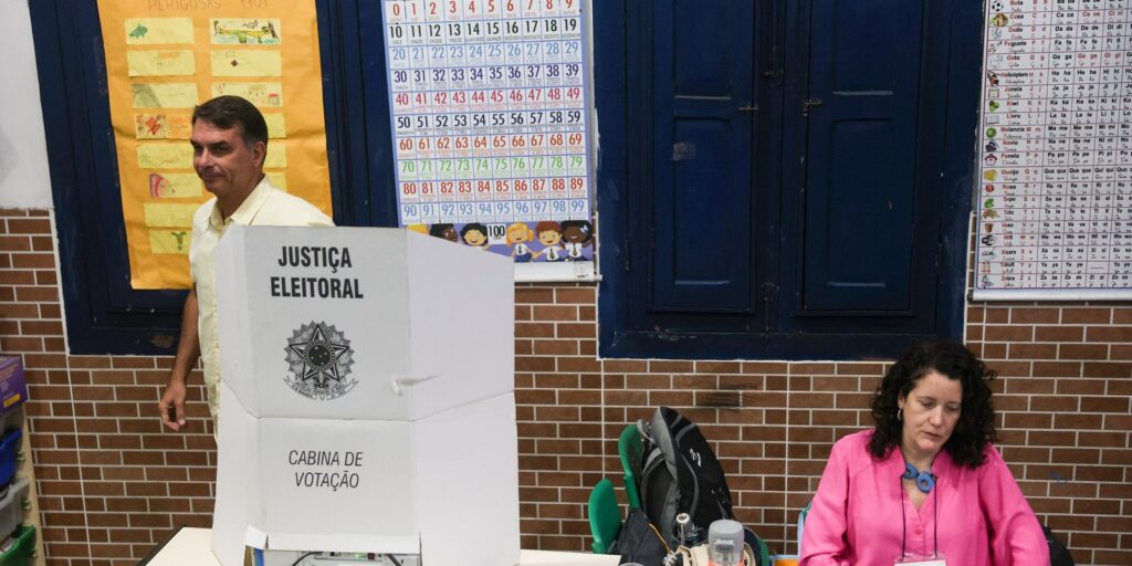 flavio-bolsonaro-vota-acompanhado-da-esposa-e-de-douglas-ruas-no-rio