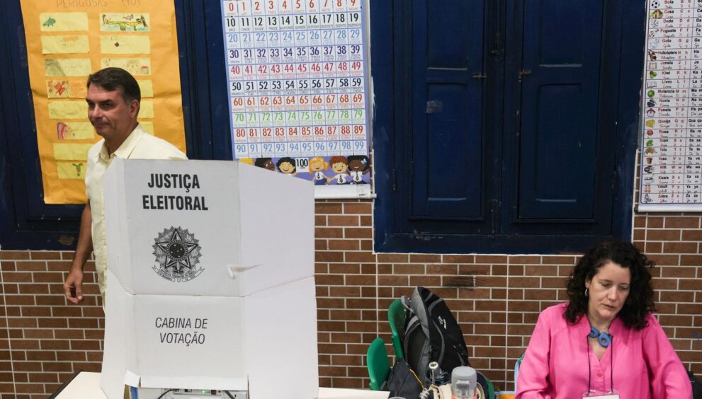 flavio-bolsonaro-vota-acompanhado-da-esposa-e-de-douglas-ruas-no-rio