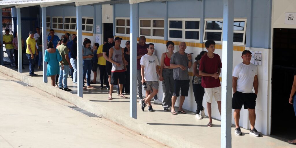 no-df,-eleitores-chegam-cedo-as-urnas-e-incentivam-brasileiros-a-votar