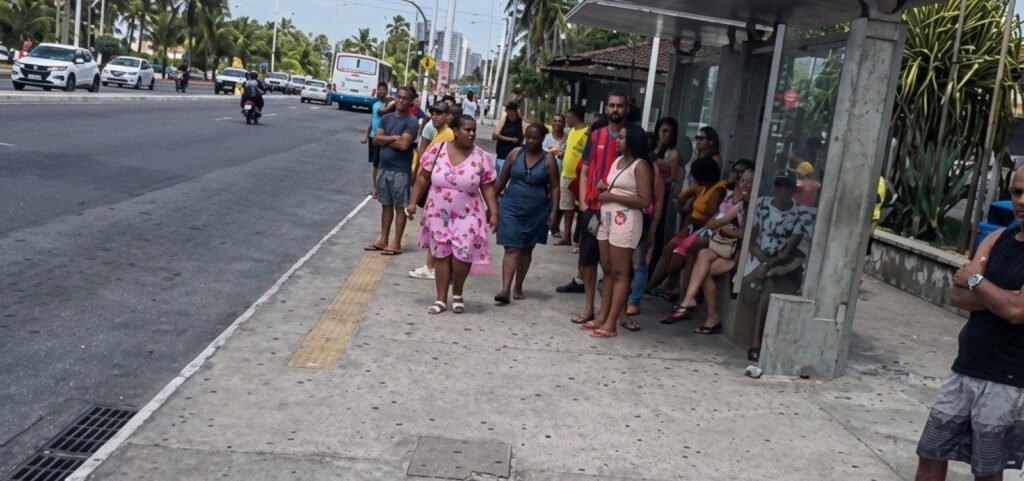 caos-nos-onibus-de-salvador:-eleitores-denunciam-apagao-no-transporte,-e-tre-aciona-policia