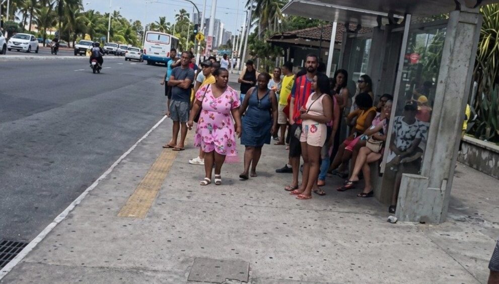 caos-nos-onibus-de-salvador:-eleitores-denunciam-apagao-no-transporte,-e-tre-aciona-policia