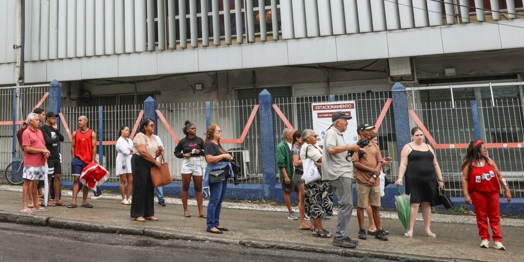 chuva-atrasa-chegada-de-eleitores-as-urnas-no-rio-de-janeiro