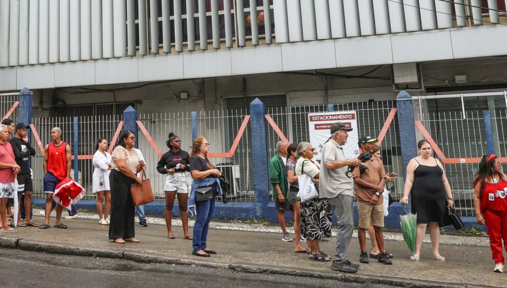 chuva-atrasa-chegada-de-eleitores-as-urnas-no-rio-de-janeiro